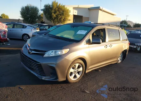 2019 Toyota Sienna Le 8 Passenger z USA, uszkodzony, nr VIN 5TDKZ3DC9KS972555
